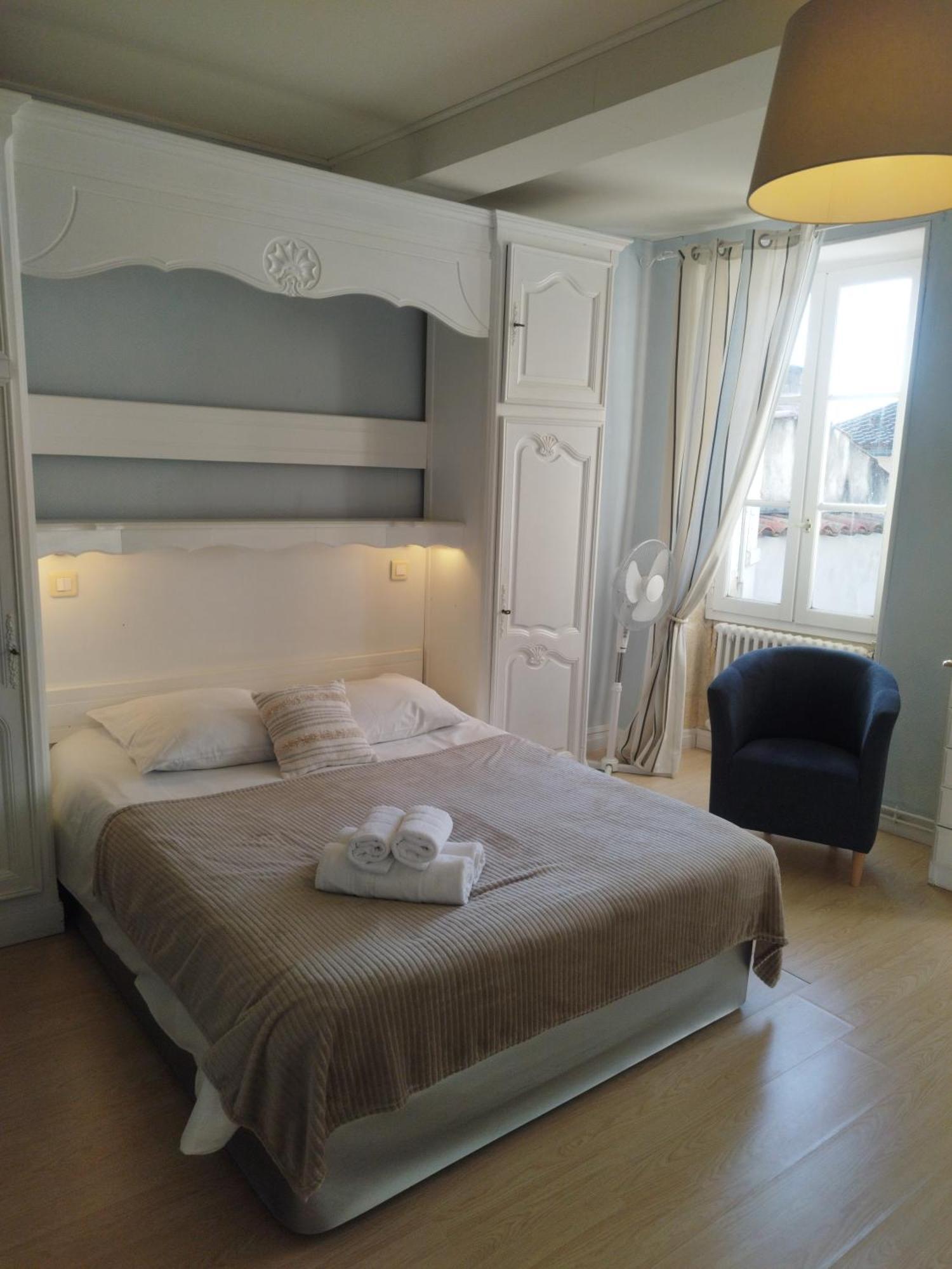 Hotel Les Thermes Жонзак Экстерьер фото